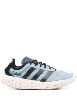 adidas: Светлые кроссовки 