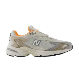 New Balance: Бежевые кроссовки 