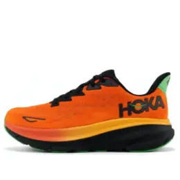 Hoka One One: Оранжевые кроссовки 