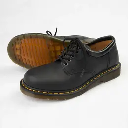 Dr. Martens: Чёрные туфли 