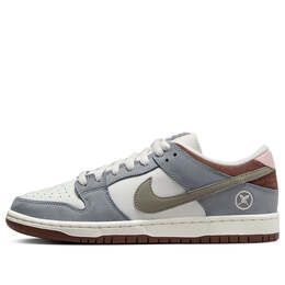 Nike: Серые кроссовки  SB Dunk Low