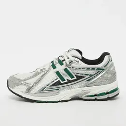New Balance: Серые кроссовки 