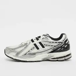 New Balance: Серые кроссовки 