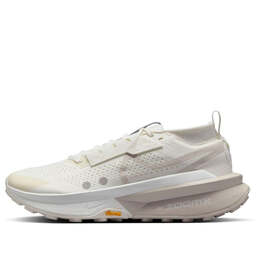 Nike: Светлые кроссовки 