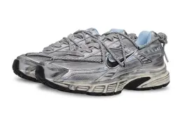 Nike: Серебристые кроссовки 
