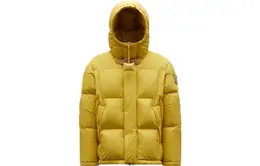 Moncler: Жёлтый пуховик 