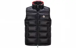 Moncler: Тёмный жилет 