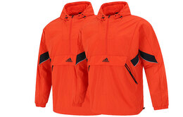Adidas: Красная куртка 