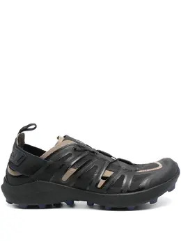 Salomon: Чёрные кроссовки 