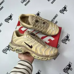 NIKE: Бежевые кроссовки  Air Max Plus