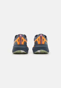 Saucony: Тёмные кроссовки 
