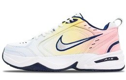 Nike: Белые кроссовки  Air Monarch