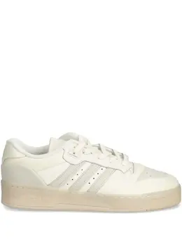 adidas: Белые кроссовки  Rivalry Low