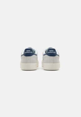 New Balance: Серые кроссовки 