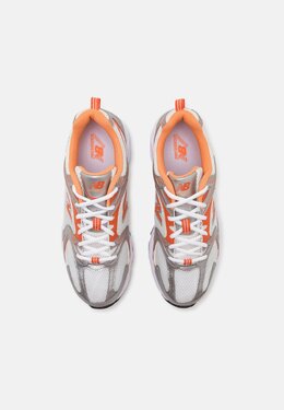 New Balance: Серые кроссовки 