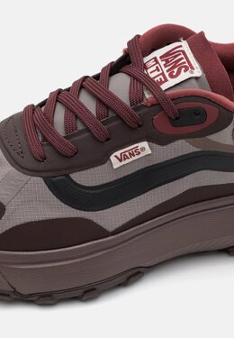 Vans: Тёмные кроссовки 