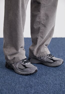 New Balance: Серые кроссовки 
