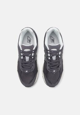 New Balance: Серые кроссовки 