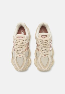 New Balance: Бежевые кроссовки 