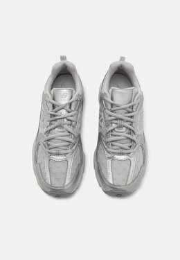 New Balance: Серые кроссовки 