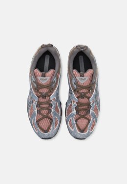 New Balance: Серые кроссовки 