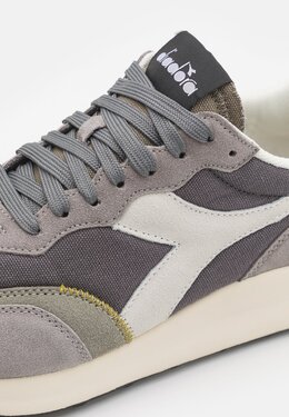 Diadora: Светлые кроссовки 