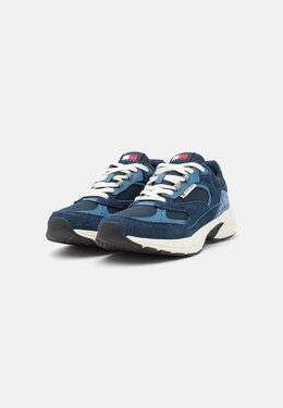 Tommy Jeans: Тёмные кроссовки 