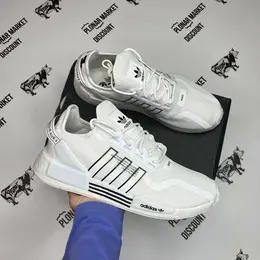 adidas: Белые кроссовки  NMD_R1 V2