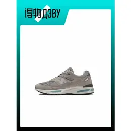 New Balance: Серые кроссовки 