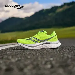 Saucony: Зелёные кроссовки  Endorphin Speed