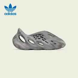 adidas: Серые шлёпанцы 