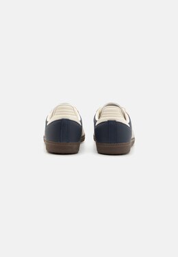 Adidas Originals: Тёмные кроссовки 