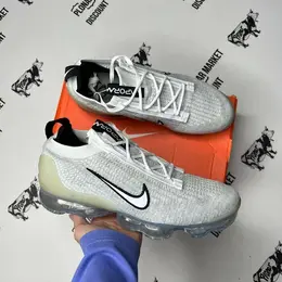 NIKE: Светлые кроссовки  Air VaporMax 2021