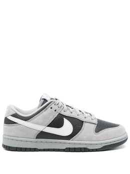 Nike: Серые кроссовки  Dunk Low