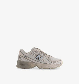 New Balance: Серые кроссовки 