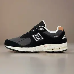 New Balance: Чёрные кроссовки  2002R