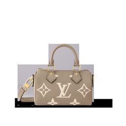 Louis Vuitton: Серая сумка 