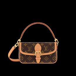 Louis Vuitton: Коричневая сумка 