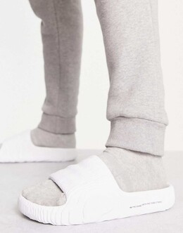 Adidas: Белые шлёпанцы  Originals