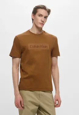 Calvin Klein: Коричневая футболка 