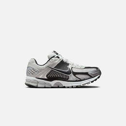 Nike: Серебристые кроссовки  Pure Platinum