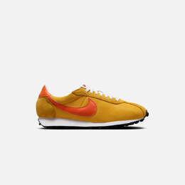 Nike: Оранжевые кроссовки 