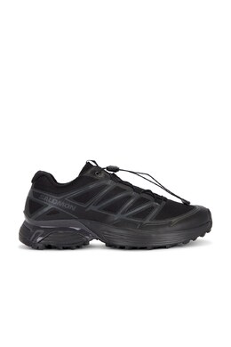 Salomon: Чёрные кроссовки 