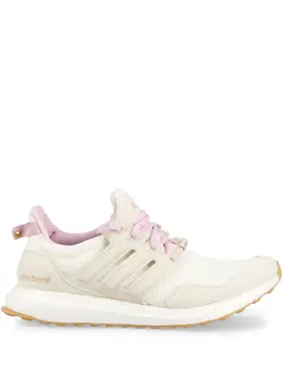 adidas: Светлые кроссовки  UltraBoost