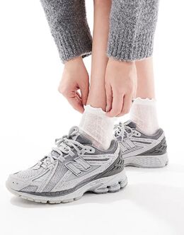 New Balance: Серые кроссовки 