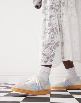 Adidas Originals: Светлые кроссовки 