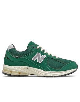 New Balance: Зелёные кроссовки  2002R