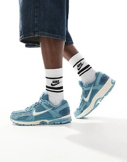 Nike: Светлые кроссовки 