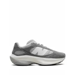New Balance: Серые кроссовки 