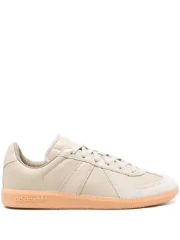 adidas: Светлые кроссовки 